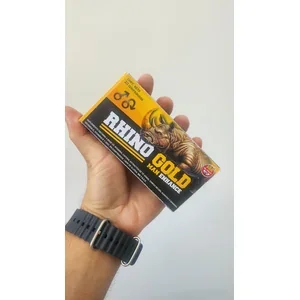 Hombre argentino de mediana edad tomando una tableta de Rhino Gold en la cocina.