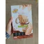Envase de polvo de cacao Cocoa Slim, con una cuchara y una bebida de cacao.