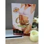 Envase de polvo de cacao Cocoa Slim, con cuchara y bebida estilo cacao preparada.