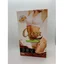 Envase de 300 g de polvo de cacao Cocoa Slim, con una cuchara y un vaso de leche descremada.