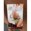 Póximo de un envase de 300g de polvo de chocolate Cocoa Slim, una cuchara y una bebida de chocolate, con iconos que representan proteína whey, cafeína, L-carnitina, taurina, sabor a chocolate y un paso de preparación.