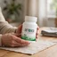 Envase del producto DetoxSi sobre una mesa mientras un adulto lee la etiqueta.
