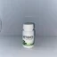 Manos sosteniendo un smartphone con una lista de productos en línea de DetoxSi, junto a una caja de 20 comprimidos sin abrir sobre una mesa de cocina neutra.