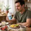 Persona adulta desayunando en casa y sosteniendo un producto Difort, con luz natural de ventana y un ambiente cotidiano.