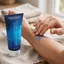 Una persona aplica una pequeña cantidad de gel MegaSteel 75ml sobre la piel y la masajea suavemente en un entorno doméstico.