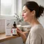 Persona adulta con cabello seco y limpio en un baño, con una botella de spray de 60 ml sobre un estante. Escena de fotografía editorial tranquila y realista, sin mostrar aplicación ni dosis.