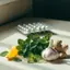 Composición editorial de ingredientes crudos: orégano, ajo, jengibre, hojas de menta y un cítrico, sobre una superficie neutra.