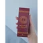 Tubo de gel cosmético PRIAPUS de 50 ml y caja minorista sobre un tocador clínico suave.