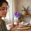 Persona adulta en un entorno doméstico discreto sosteniendo un paquete de gel Relifix.