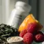 Bodegón de ingredientes de pérdida de peso: hojas de té verde, fruta de Garcinia cambogia y frambuesas junto a un cuenco neutro y una botella genérica de cápsulas. Estilo de fotografía de alimentos con luz natural cálida y lente de 50mm.