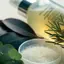 Naturaleza muerta de ingredientes con hojas de eucalipto, hojas de árbol de té, ramitas de romero y un plato de laboratorio neutral representando ácido salicílico.