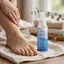 Botella de spray de 75 ml de Strong Foot junto a un pie limpio y seco en un entorno hogareño tranquilo. La imagen evita mostrar dosis o resultados.