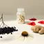 Bodegón editorial de ingredientes de UltraVix: vitamina C, vitaminas B1, B2, B6, B12, E, D3, zinc, cromo, selenio, calcio, glicina, equinácea, saúco, jengibre e hibisco.